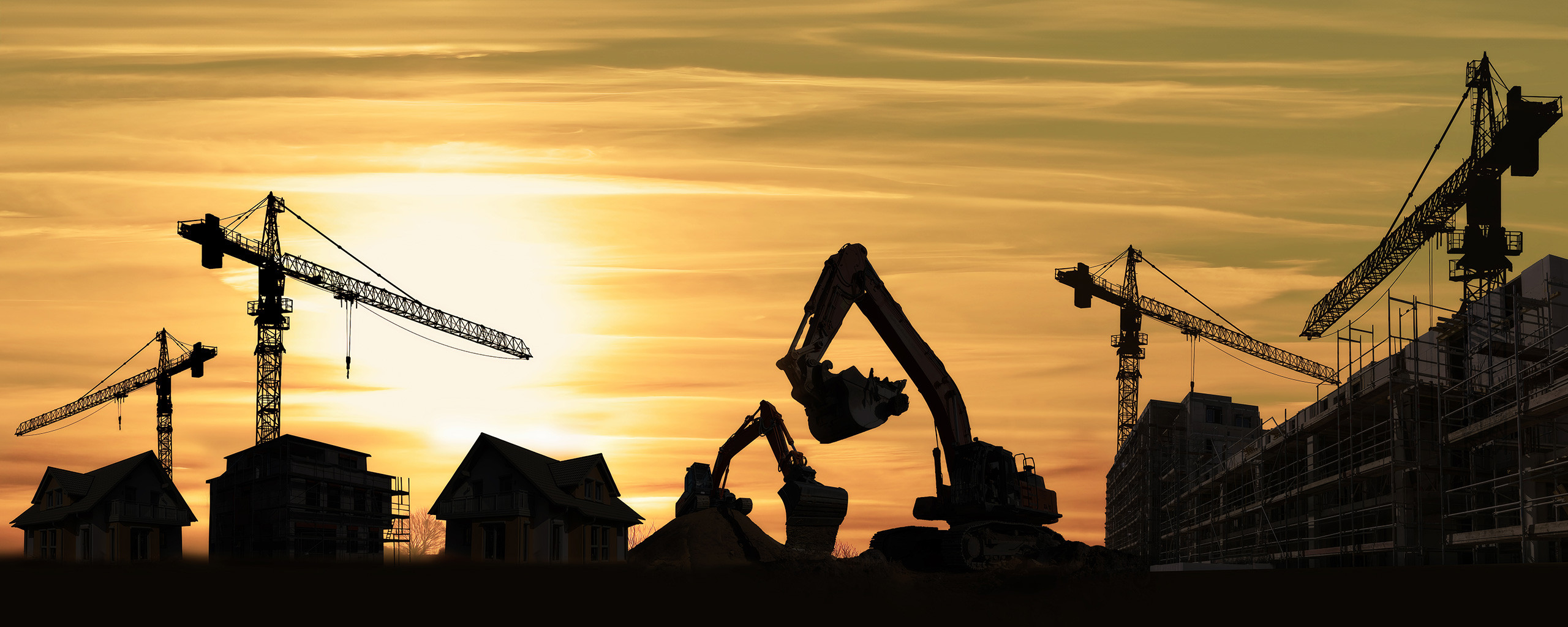 Baumeister Metzele, Bauabwicklung; Bild zeigt: Baukräne, Bagger, und andere Baumaschienen auf Baustelle von Einfamilienhäusern vor Sonnenuntergang